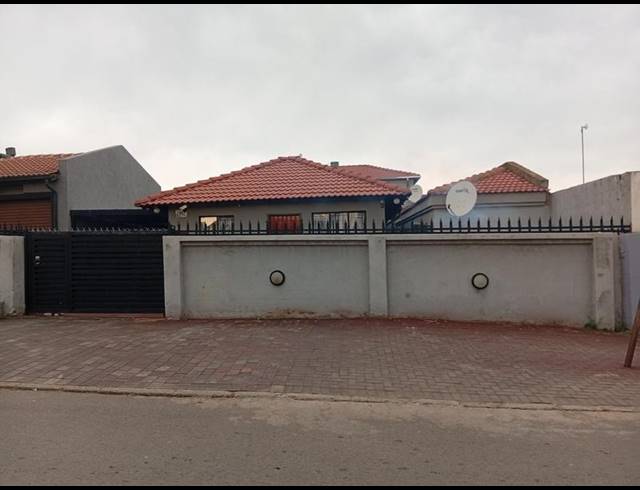6 BEDROOM HOUSE FOR SALE IN BIRCH ACRES